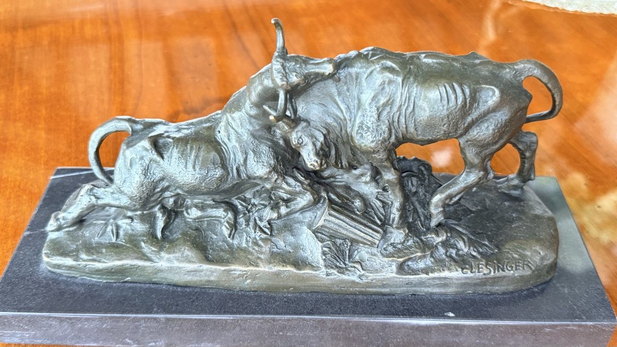 Skulpturen & Statuen: Alte Bronze Skulptur von kämpfenden Stieren, Frankreich! – Gebraucht aus Leutwil von vik_m7dd