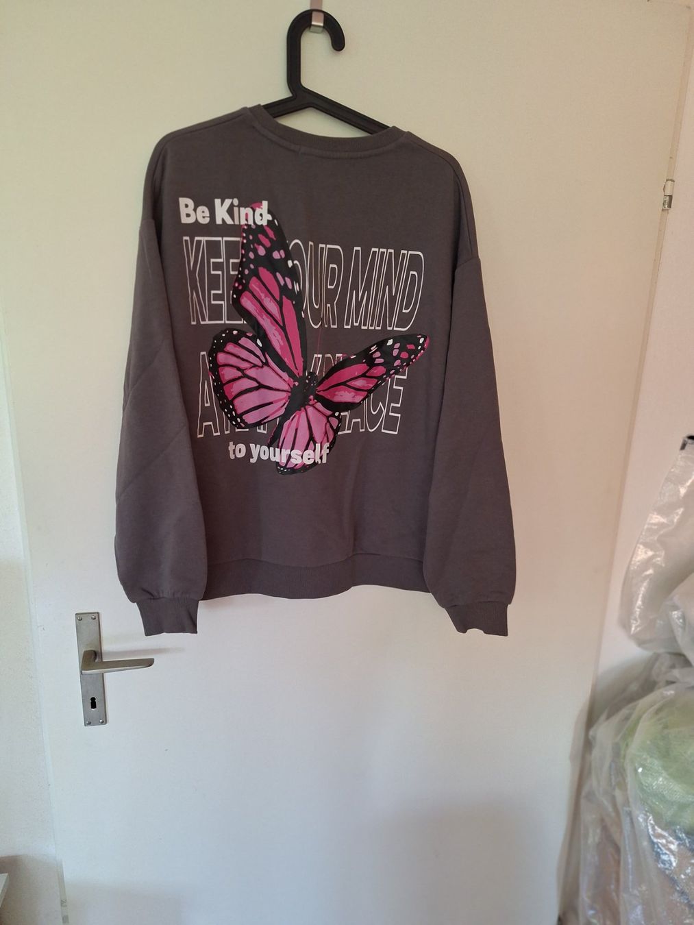 Maglioni & Felpe: Grauer Herbst Pullover mit Schmetterling, Grösse M – Usato da Aesch BL venduto da sar_j59l 1