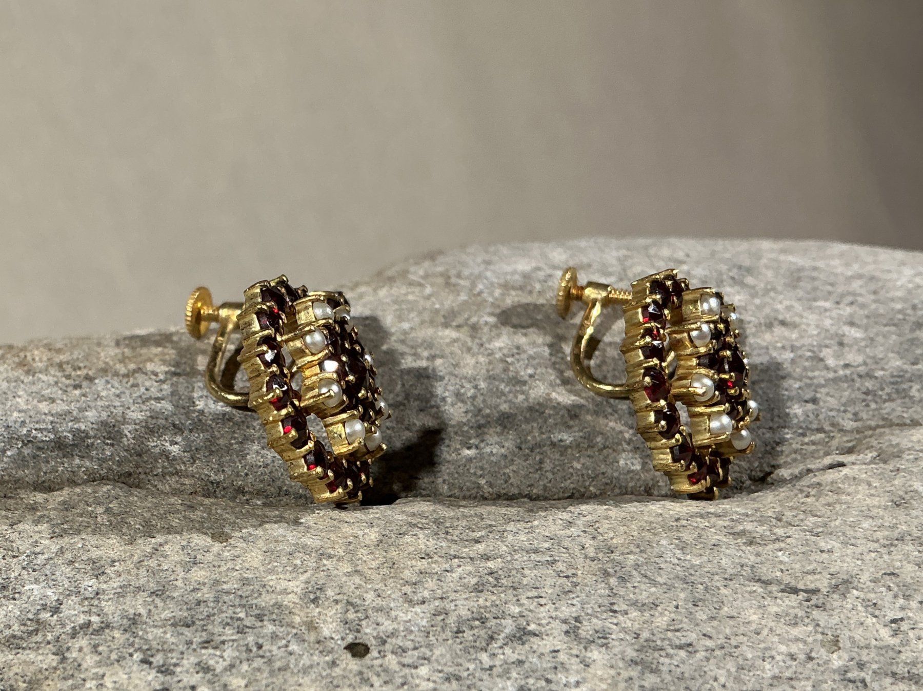 Orecchini pendenti & Orecchini a lobo: BÖHMISCHER GRANATSCHMUCK Ohrclip mit Perlen – Nuovo (secondo la descrizione) da Richterswil venduto da Restwert_Richterswil 6