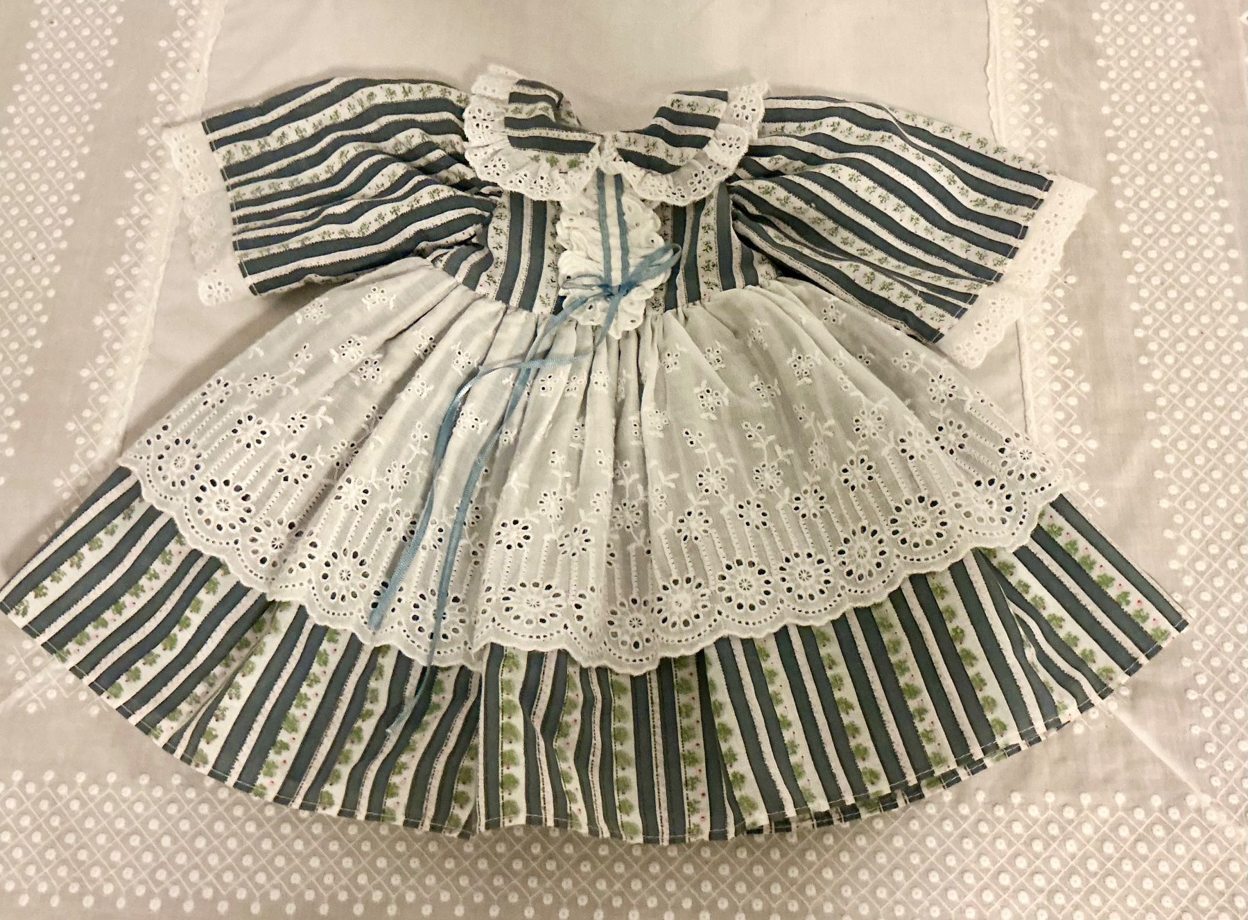 Poupées: ÄLTERES PUPPENKLEIDCHEN – D'occasion à Zell LU par Silvermemory 4