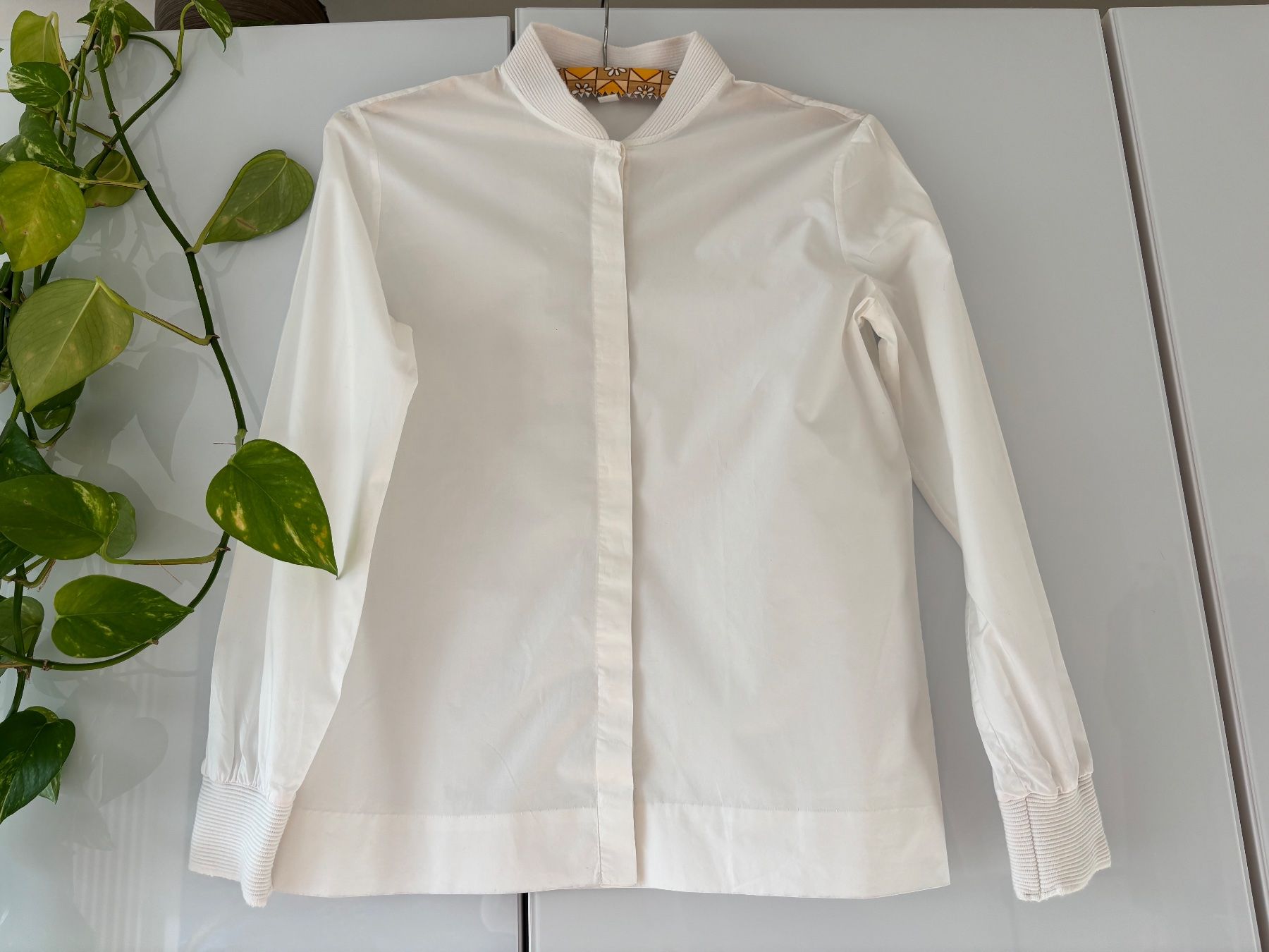 Cos Blusen: COS weisse Bluse mit verdeckter Knopfleiste Gr. 36 – Gebraucht aus Zürich von missmodernage