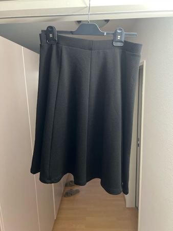 Schwarzer elastischer Mini Rock, Grösse M