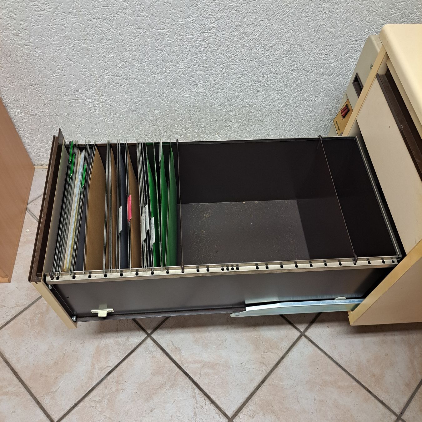 Scrivanie: Schreibtisch mit Schubladen und Ablagefach, beigefarben – Usato da Wangen b. Olten venduto da So8081 1