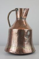 Alte gehämmerte Kupferkanne