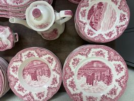Geschirr Set rot weiss mit Dekor akzeptabler Zustand 173st