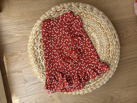 Jolie jupe d'été rouge à petits coeurs blancs et volants