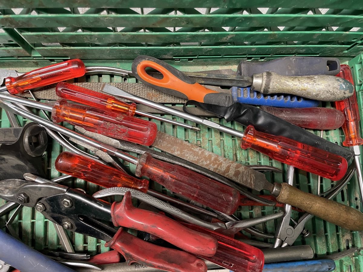 Tutti gli attrezzi: Kiste mit diversem Werkzeug – Usato da Flaach venduto da Binz 2