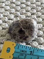 Amethyst in Matrix Stein beruhigend und schützend