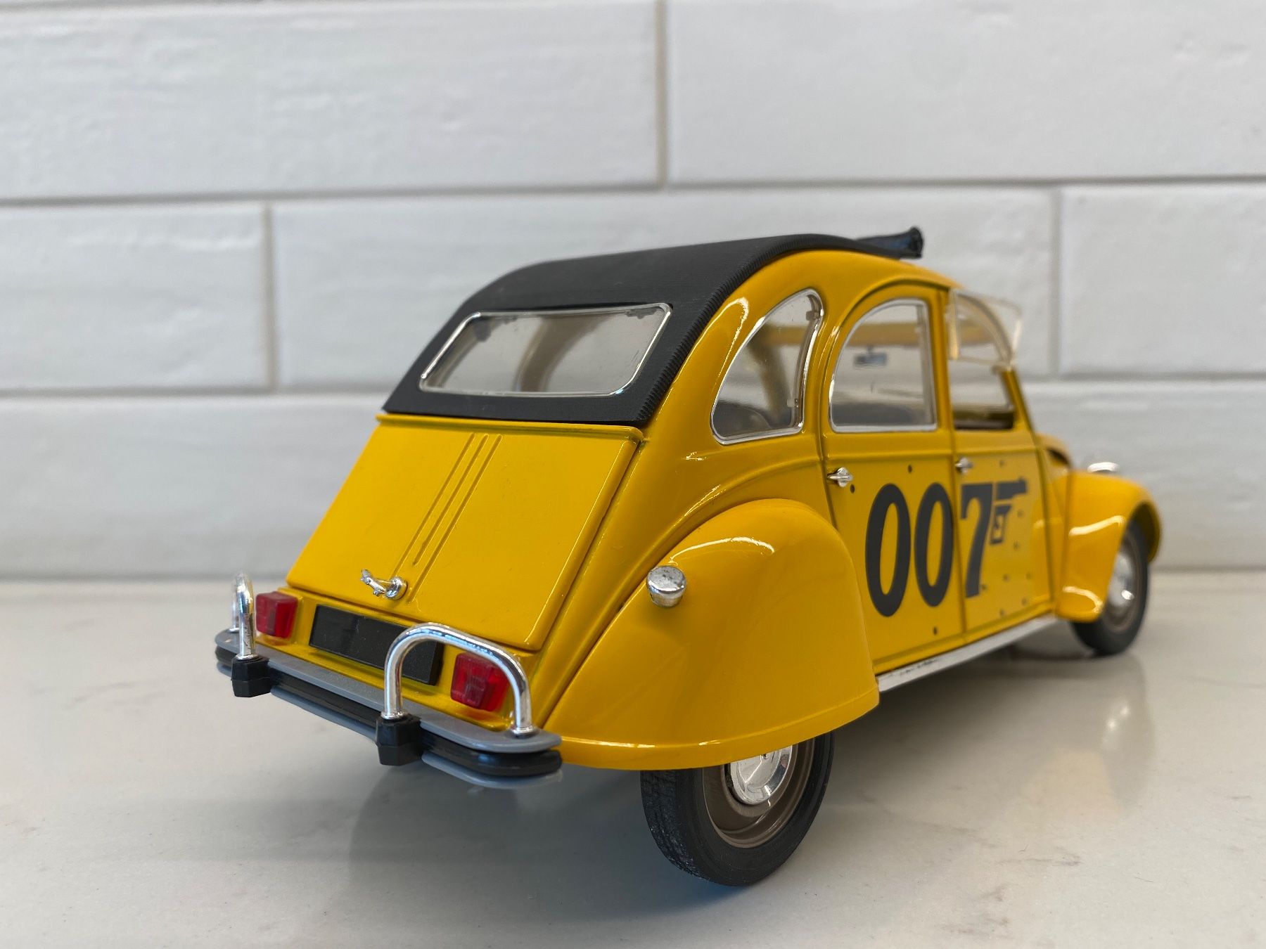 Solido Modellautos: Solido 2cv 1/18 James Bond 007 – Gebraucht aus Gollion von  1
