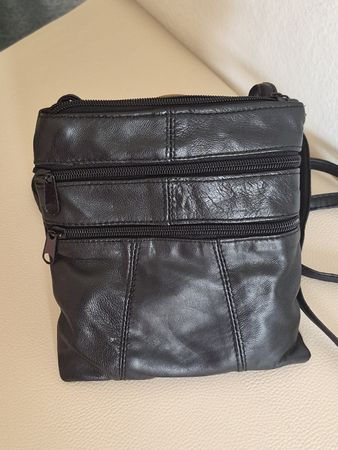 Kleine schwarze Leder-Umhängetasche – elegant & zeitlos