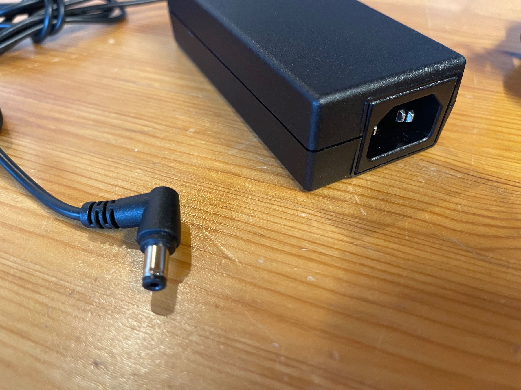 Caricabatterie: Power Adapter, Delta Electronics (40W) – Usato da Böbikon venduto da pxtr 1