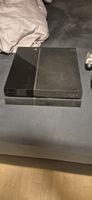 PS4 mit Kontroller und Spiele