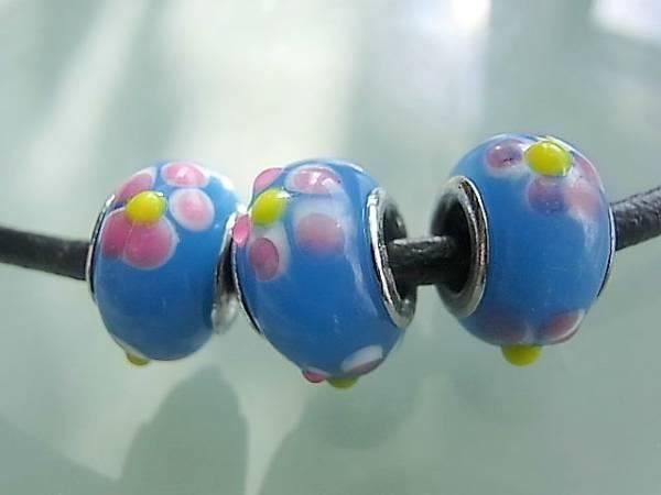 Perle (finte): Glasperle blau mit rosa Blume  AKTION!! – Nuovo (secondo la descrizione) da Alpnachstad venduto da perlengaby