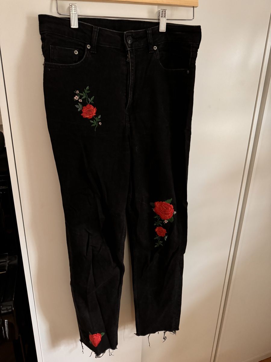 H&M Jeans: Schwarze Jeans mit Rosen H&M 42 – Nuovo (secondo la descrizione) da Richterswil venduto da Manu55555