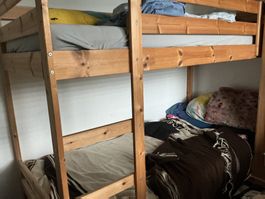 Massives Holz-Hochbett +Zwei Matratzen