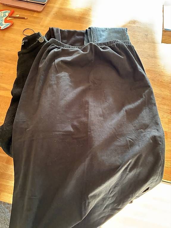 Lots de vêtements: Vêtements grossesse  – D'occasion à Chêne Bourg par jen_l2dl 3