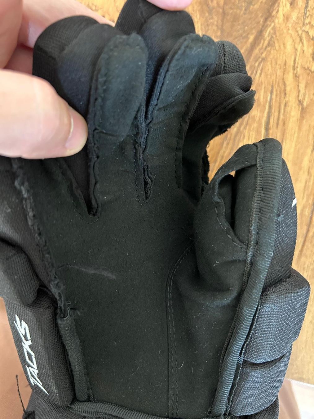 Ccm Altri accessori da uomo: CCM Tack Ice Hockey Gloves - 14" – Usato da Cham venduto da 9inches 3