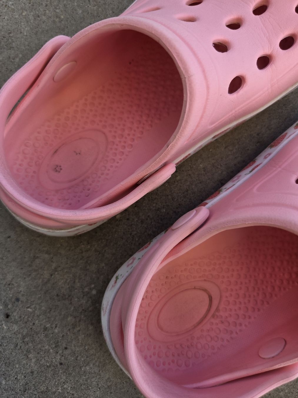 Graceland Scarpe per ragazze: Clogs Graceland rosa Grösse 27 mit Erdbeermuster gebraucht – Usato da Hüntwangen venduto da ManuM2014 4