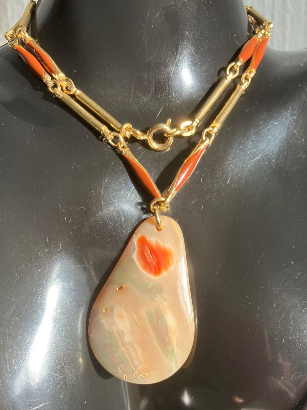 Catenine: Collier vintage avec pendentif nacre véritable, – Usato da Peseux venduto da Cresus27 5