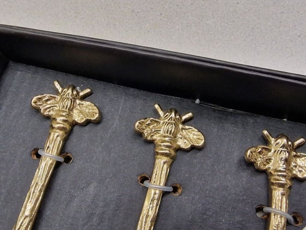 Forchette: Kuchengabel Gold mit Bienen 4-teiliges Set – Nuovo e nell'imballaggio originale da Schaffhausen venduto da AtelierPudesco 2