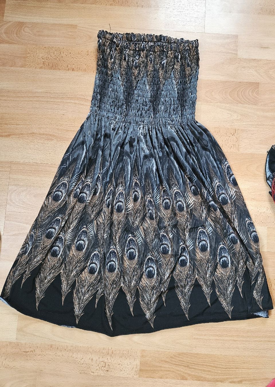 Kleider: 2x Sommerkleid mit Pfauenmuster – Gebraucht aus Ebikon von SecondChance_byM 1