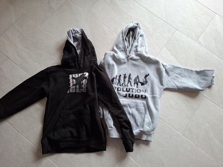 Zwei Judo Kapuzenpullover schwarz und grau gebraucht