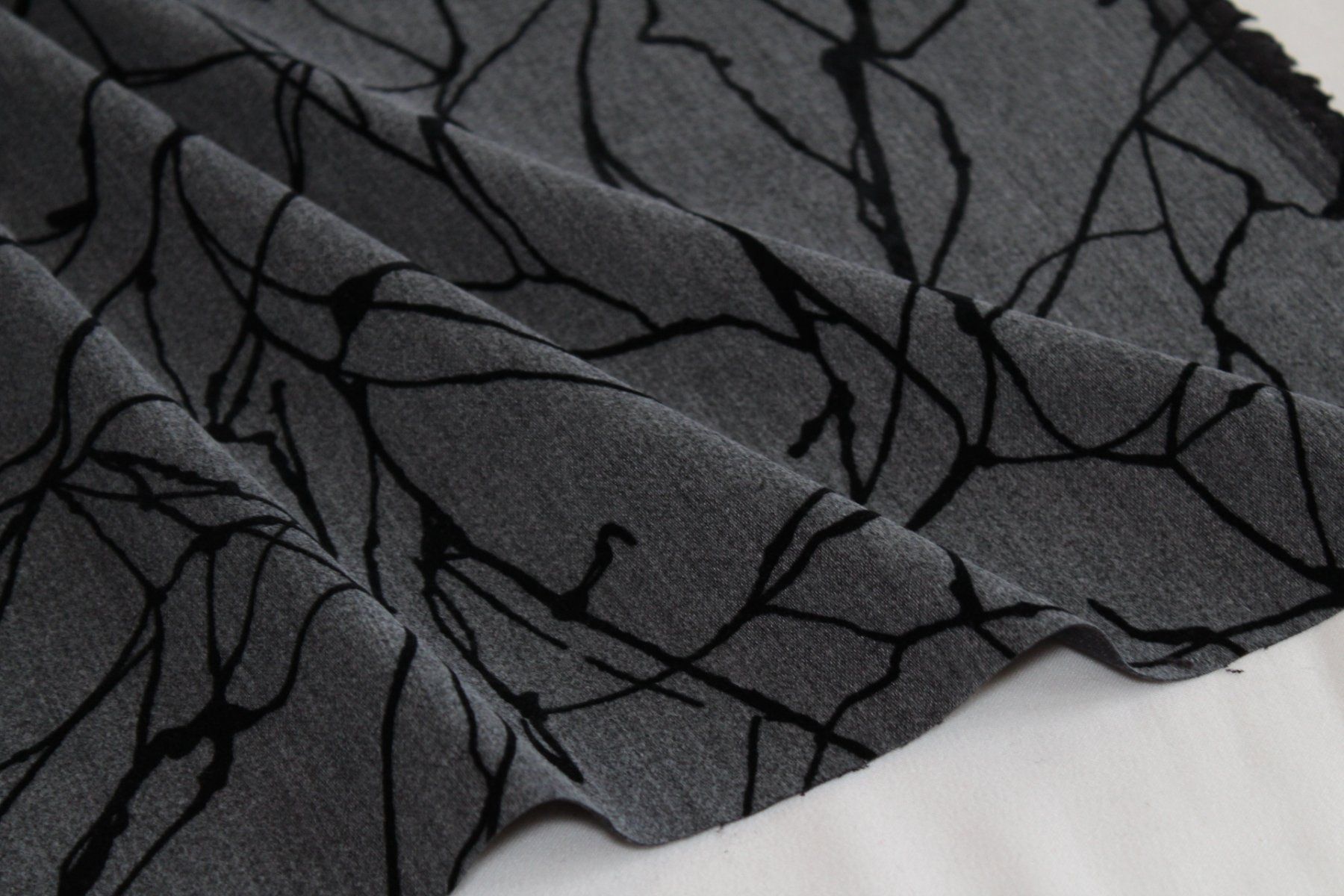 Tessuti: Stoff Stretch Baumwolle/Viscose h.grau/schwarz beflockt – Nuovo (secondo la descrizione) da Obfelden venduto da solomon111