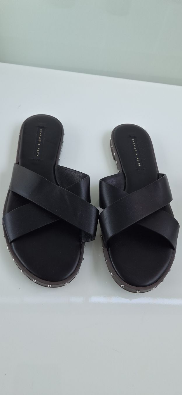 Scarpe da donna: Schwarze Sandalen Gr. 36 von Charles & Keith – Usato da Rapperswil SG venduto da lemiii