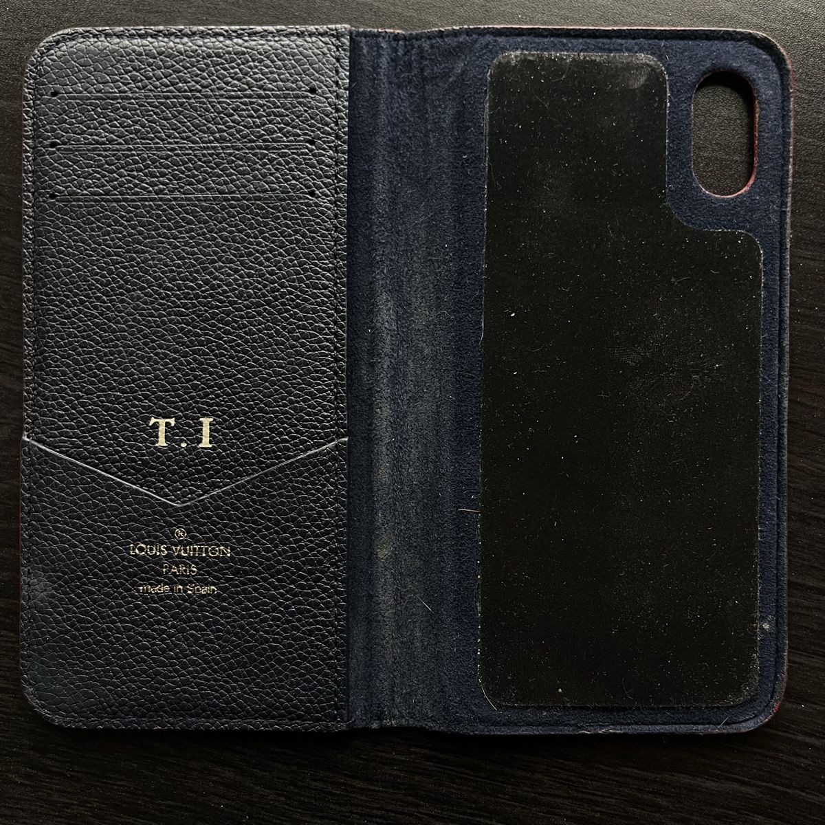 Louis Vuitton Cover & Protezioni schermo: Louis Vuitton dark navy blue black iPhone X cover wallet – Usato da Genève venduto da FoundTears 2