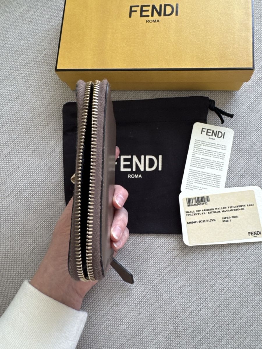 Fendi Portamonete: Fendi Portefeuille zippé – Nuovo (secondo la descrizione) da Les Acacias venduto da Janar 4