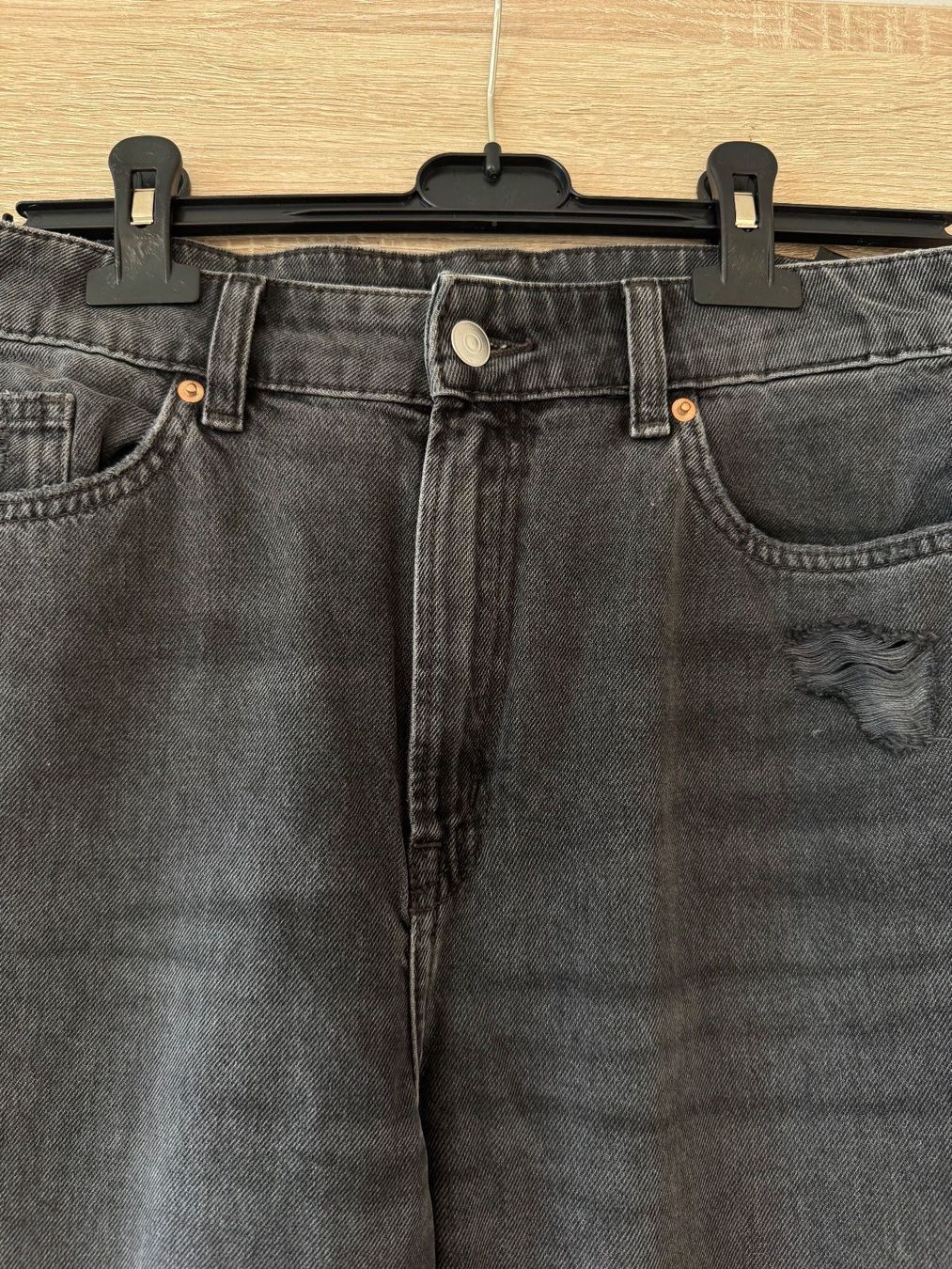 H&M Jeans: Jeans trendy noir – Gebraucht aus Montreux von Iza_81199 2