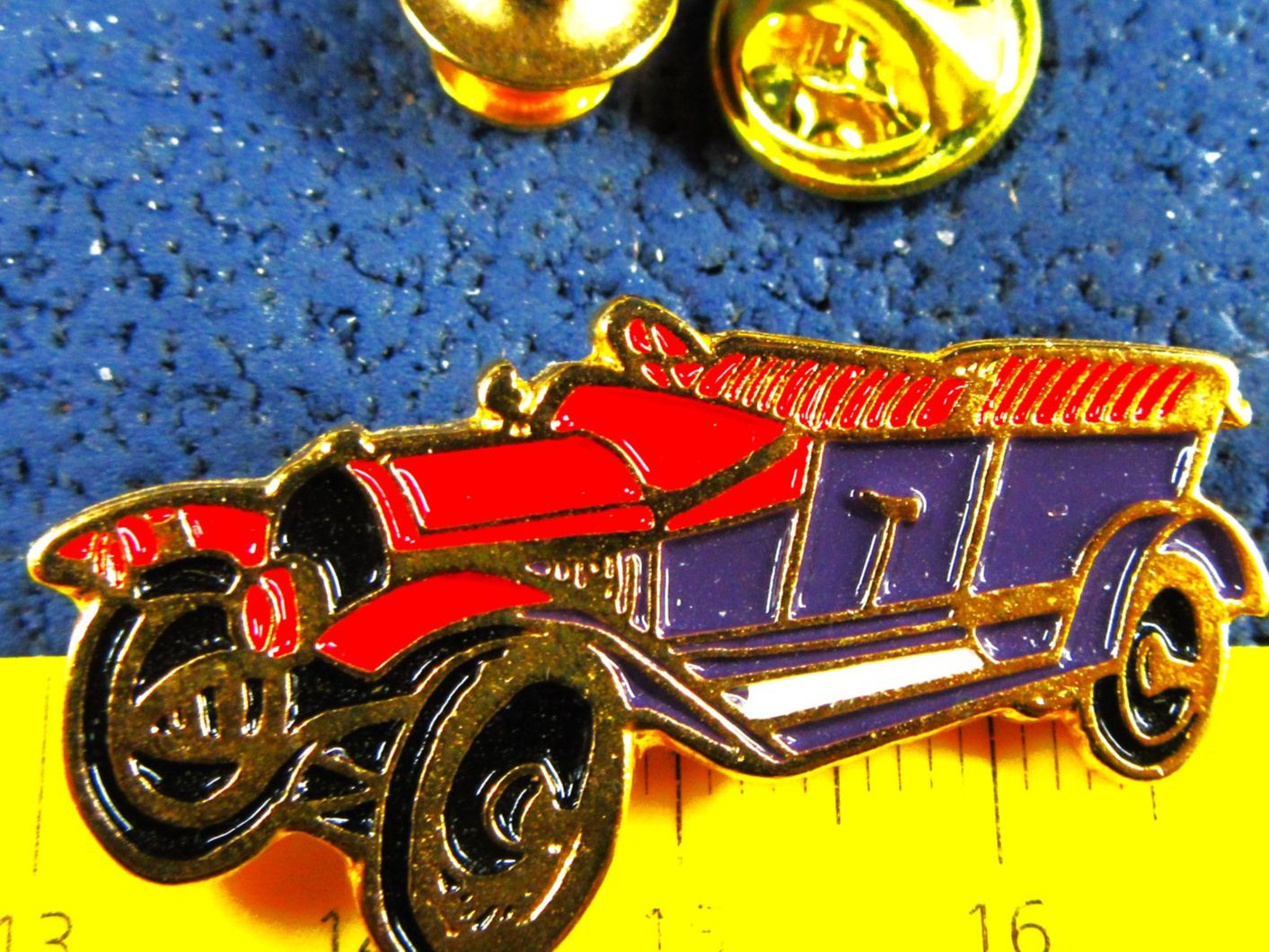Placchette & Badge: OLDTIMER CABRIO AUTO PIN GEPRÄGT GOLDIG MIT SECURITY-CLIP – Usato da Ettingen venduto da Hausi4711 1