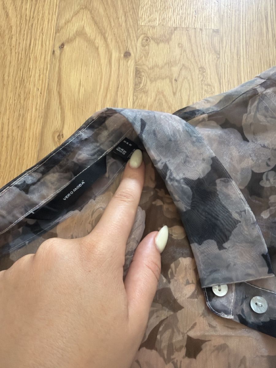 Vero Moda Chemisiers: Blouse transparente à fleurs Vero Moda  – D'occasion à Le Locle par Mayd_h 1