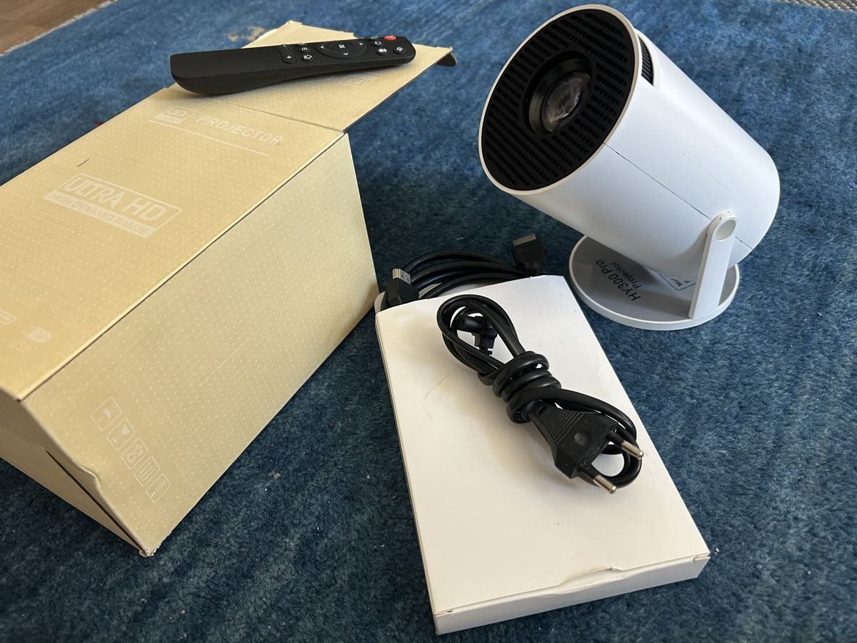 Proiettori: Beamer Ultra HD mit Leinwand – Usato da Basel venduto da Lyonness