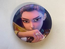 Badge rond motif personnage féminin RUMI - animation