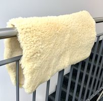 Lammfellauflage unter Sattel