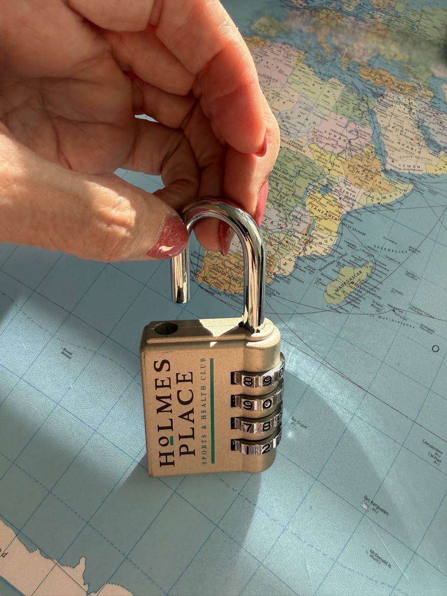 Attrezzatura da arrampicata: NEUWERTIG***HOLMES PLACE KARABINER mit CODE***SUPER als 🎁 – Nuovo (secondo la descrizione) da Zürich venduto da Ceca52 1