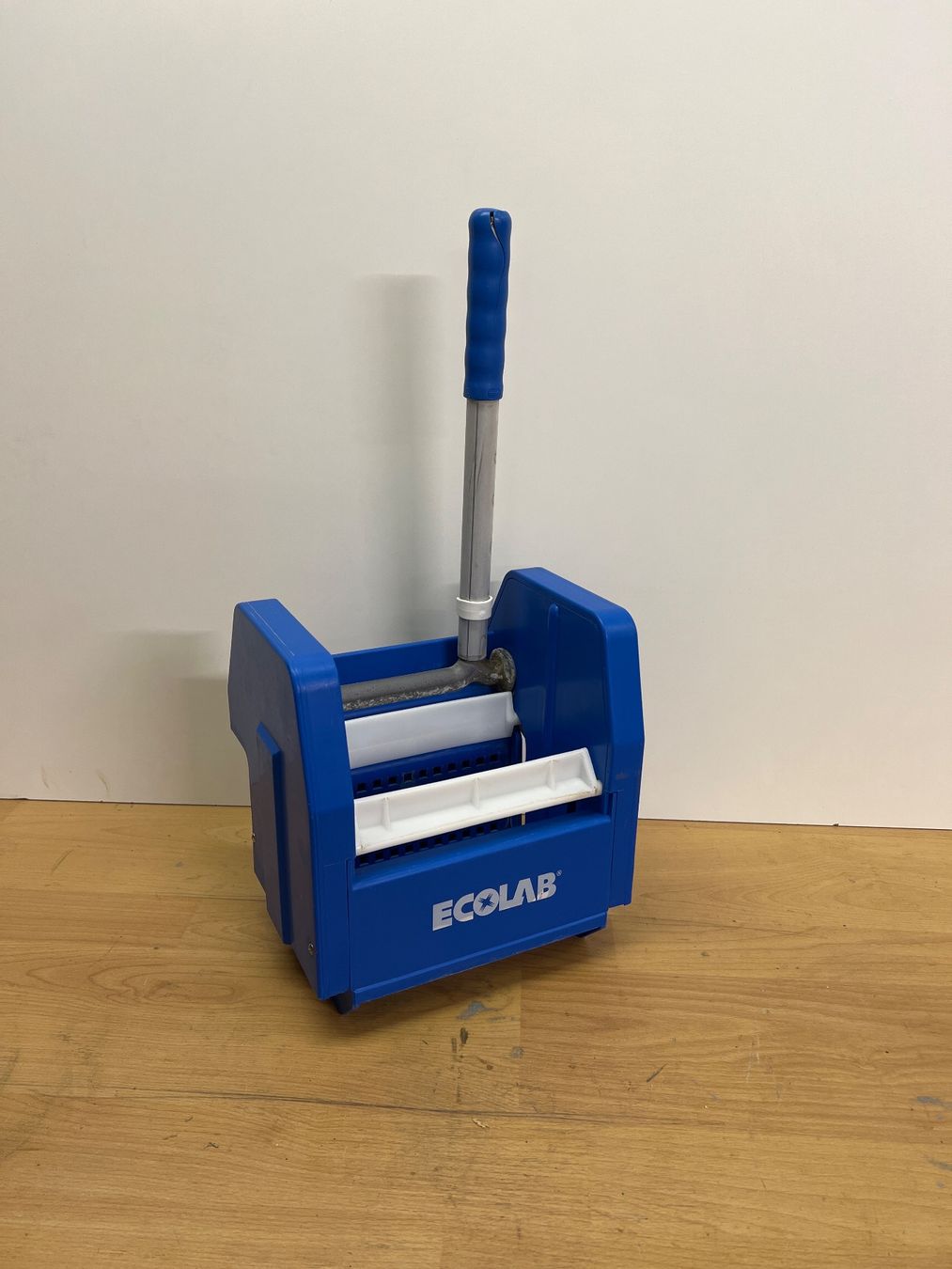 Tous les outils: Ecolab Wischmoppresse Reinigung – D'occasion à Wängi par Hug-9545