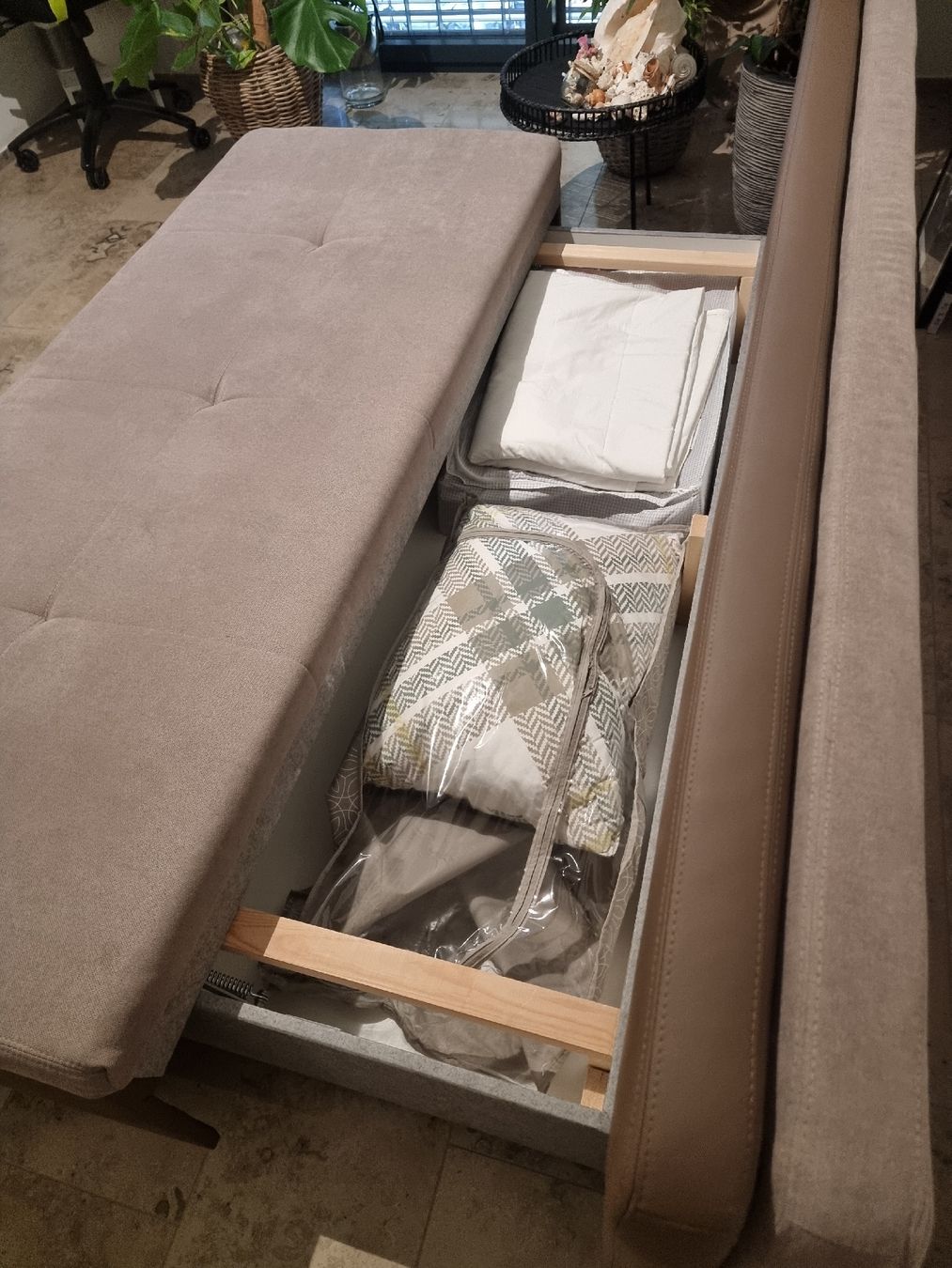 Sofas: Top Zustand: Bettsofa / Schlafsofa mit Bettkasten - Beige – Neu (gemäss Beschreibung) aus Zürich von auctionhero 3