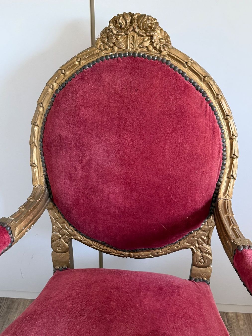 Fauteuils: Antiker Sessel mit rotem Samtbezug – D'occasion à Muttenz par flowers04 2