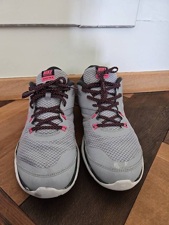 Chaussures femmes: Nike Sportschuhe Gr. 41  – D'occasion à Uster par cha_xv85 3