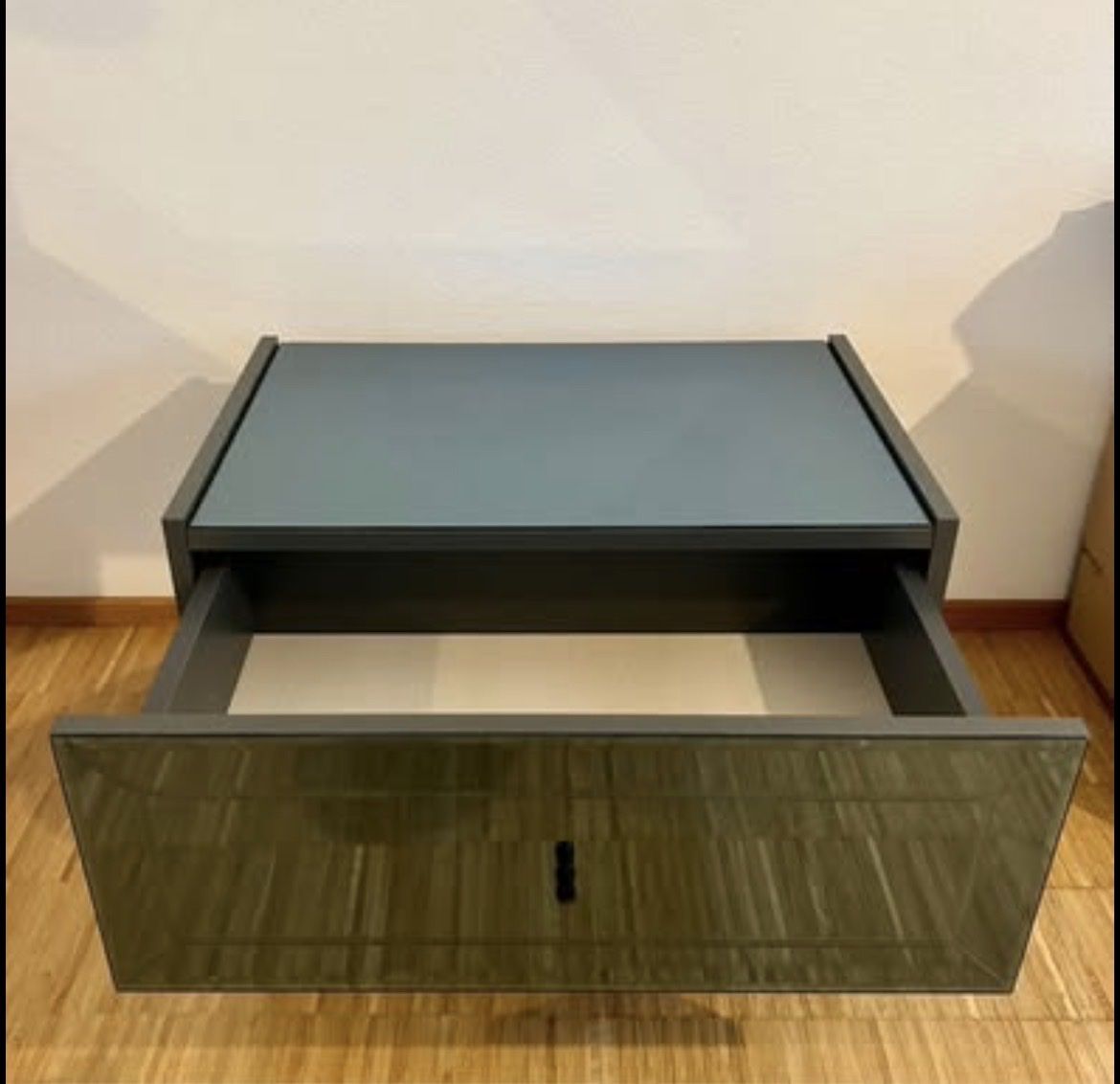 Tables de nuit: Mirrored Nightstand Drawer – D'occasion à Basel par bob_85by 1