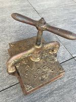 Ancienne presse manuelle en fonte décorée  11,3 kg
