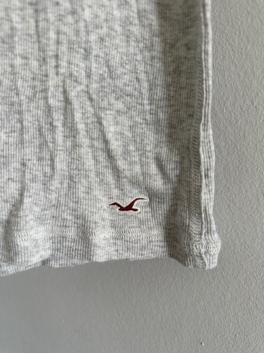 Hollister Top: Débardeur Hollister gris  – Usato da Yverdon-les-Bains venduto da Laureetlargent 2