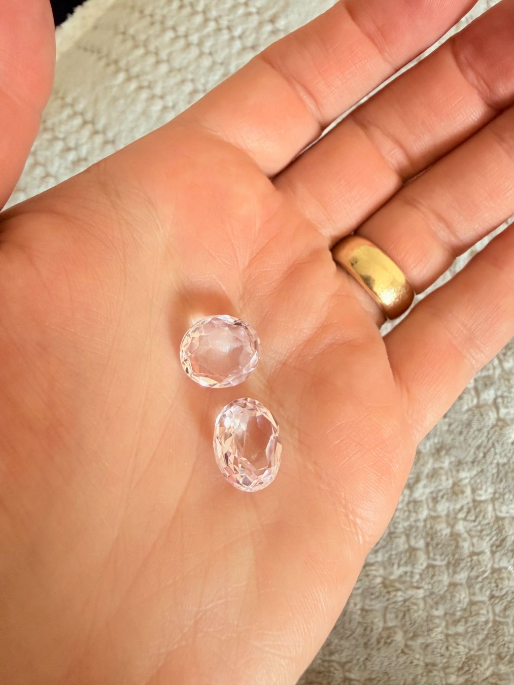 Pietre preziose: Certified 17.70 Ct Oval Cut Loose Gemstone – Nuovo e nell'imballaggio originale da Genève venduto da AWWA 1