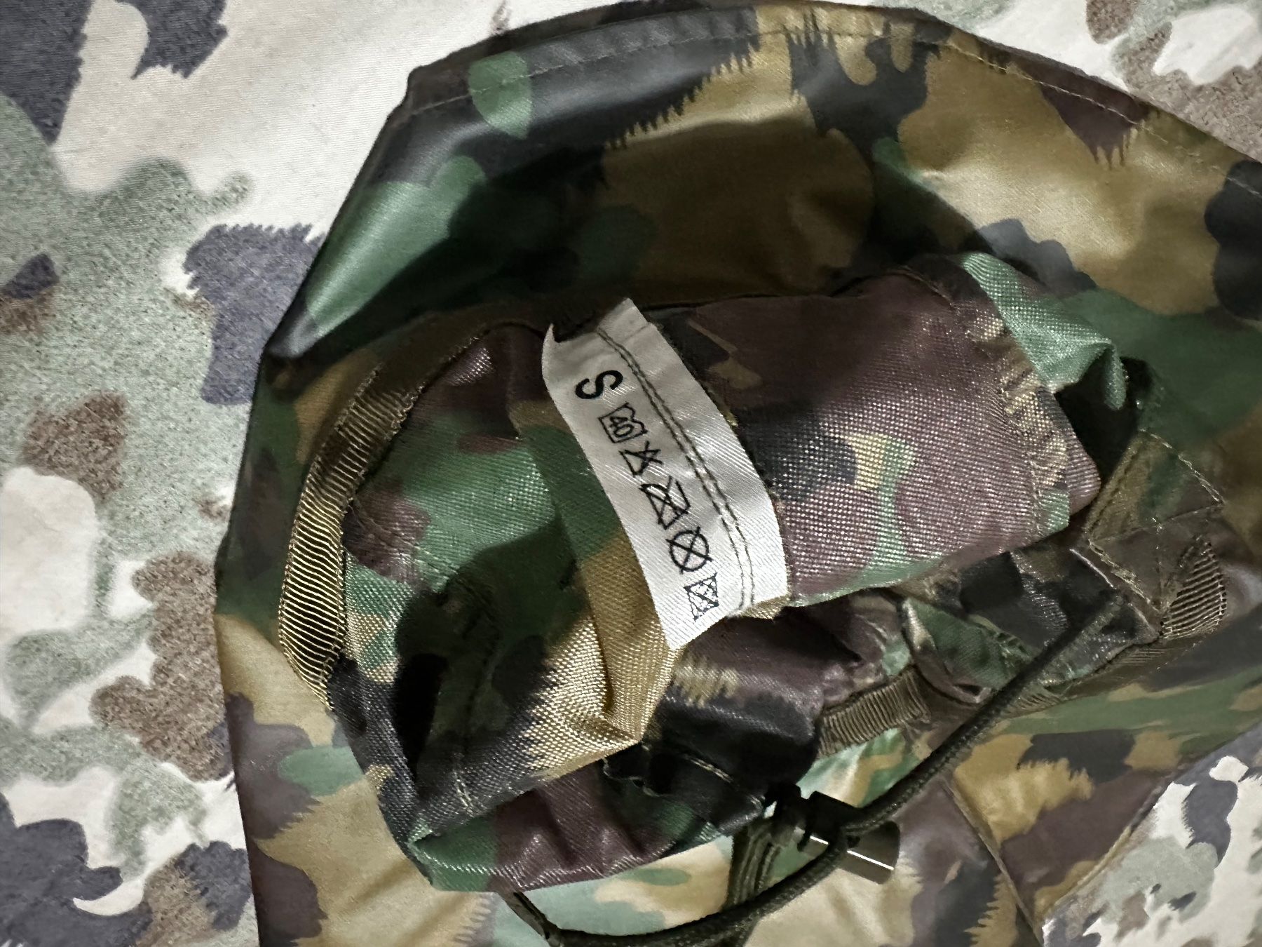 Schweizer Armee Uniformi: Schweizer Armee Regenhut Tarnmuster S - Neu – Nuovo e nell'imballaggio originale da Genève venduto da Jiday 1