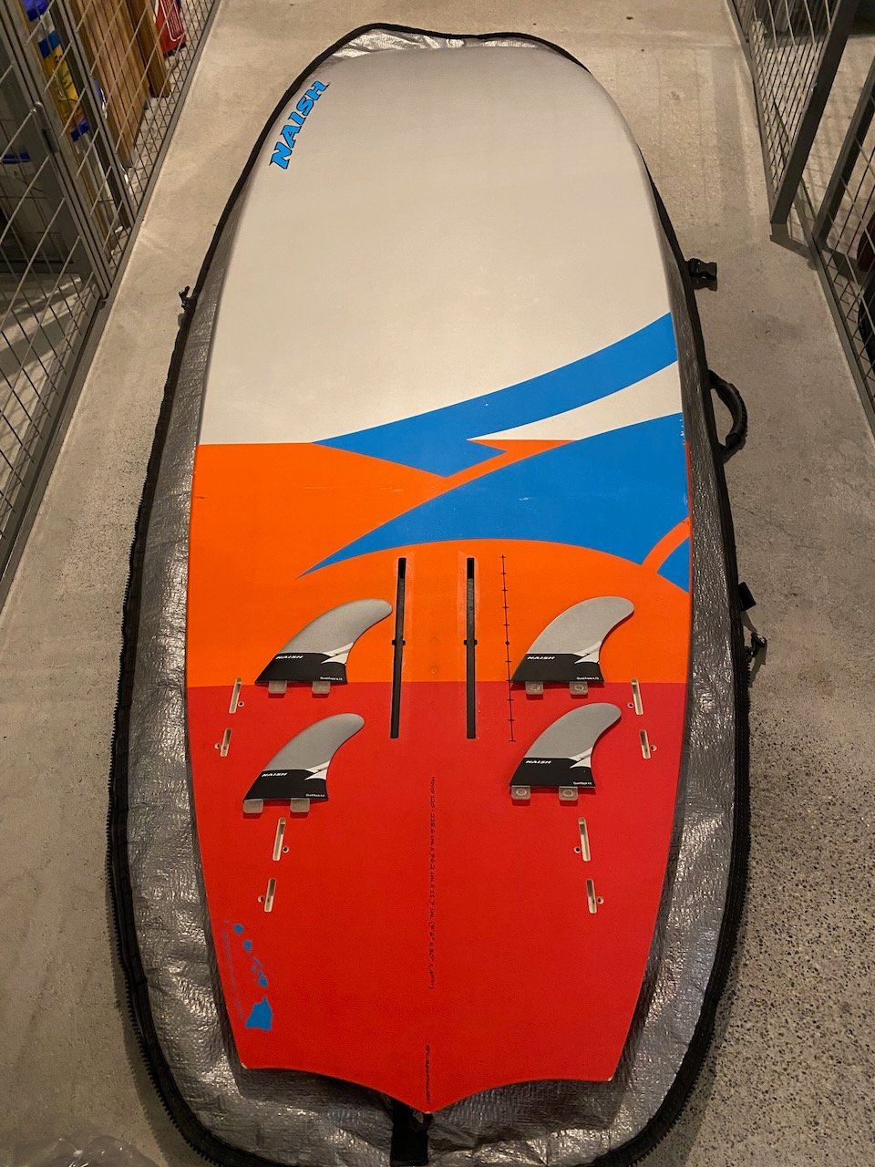 Naish Tavole da surf e di nuoto: Naish Hover Crossover Surfboard 120 inkl. Foil Jet 1650 – Usato da Davos Dorf venduto da feelthebiit 1