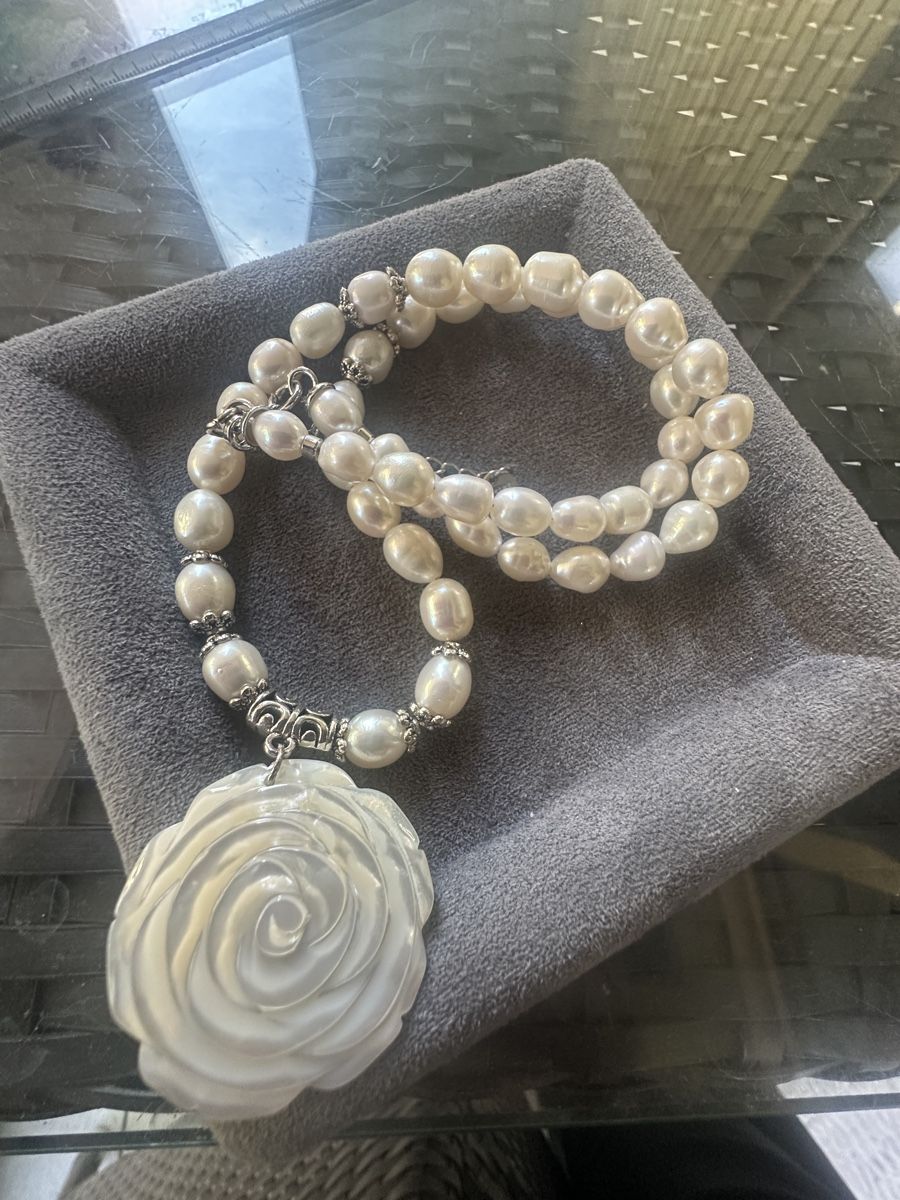 Catenine: Perlenkette mit Rosen-Anhänger, Süsswasserperlen – Nuovo e nell'imballaggio originale da Kriens venduto da Hortensie6 2