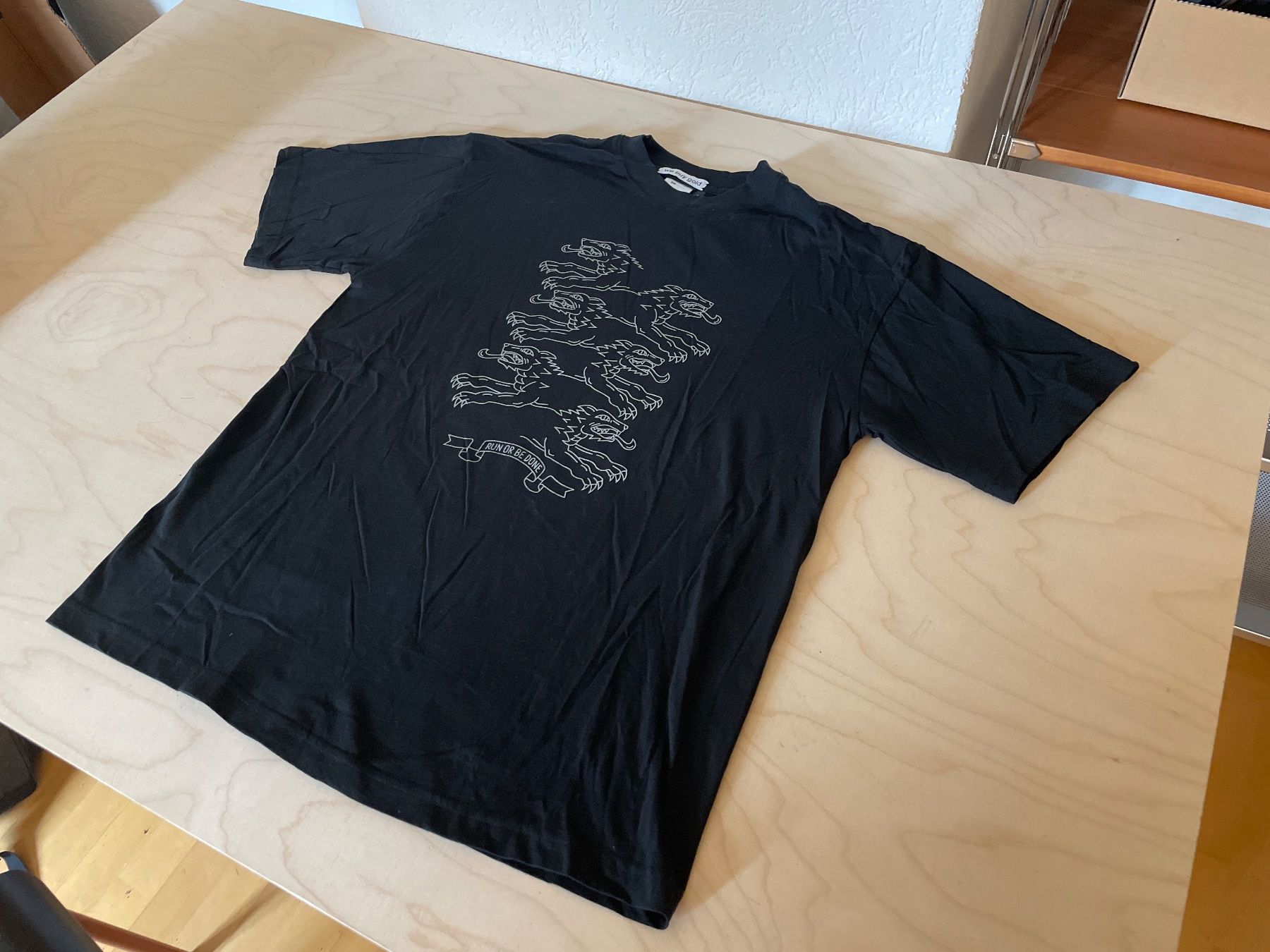 T-shirt: T-Shirt L - RUN OR BE DONE – Nuovo (secondo la descrizione) da Zürich venduto da maroccm 1
