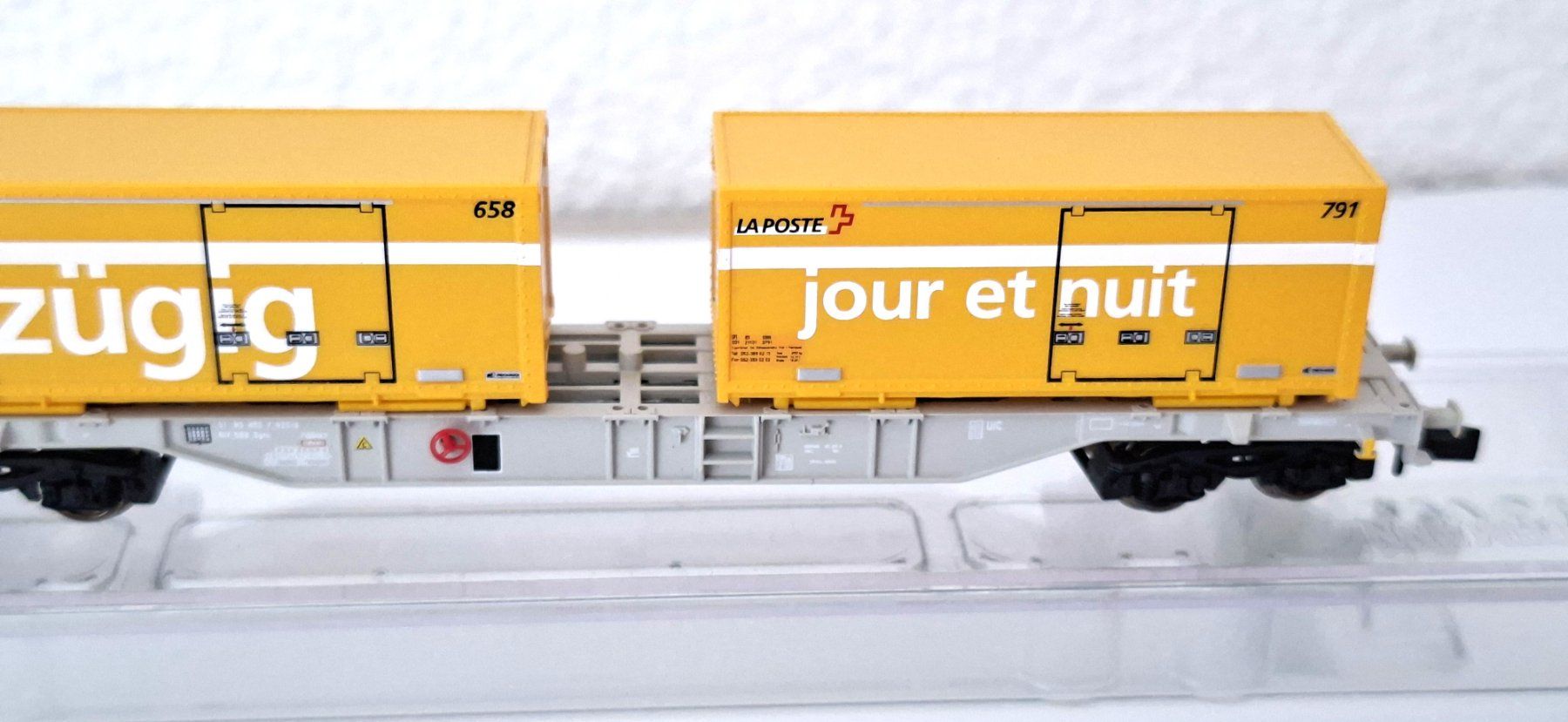 Fleischmann Modellini di ferrovie: Fleischmann Containertragwagen SBB POST 824403 K – Nuovo e nell'imballaggio originale da Biberist venduto da Ntrains 5